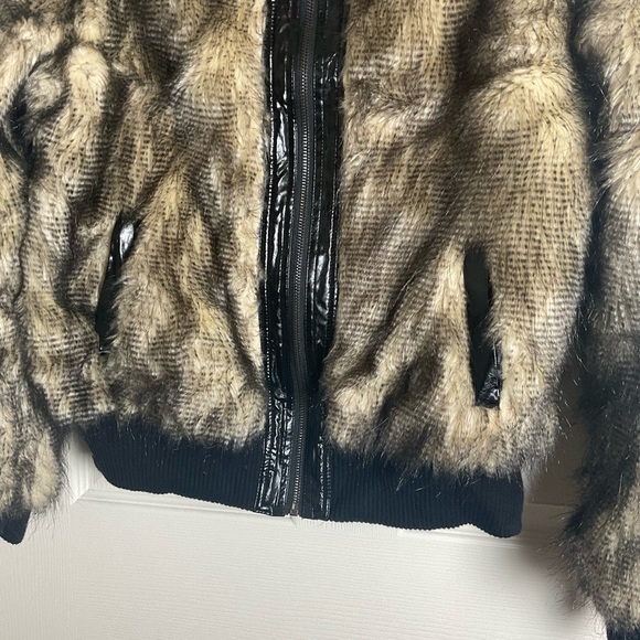 Vertigo Paris Faux Fur Bomber Jacket – Tan & Black – Size Large - Picture 4 of 10